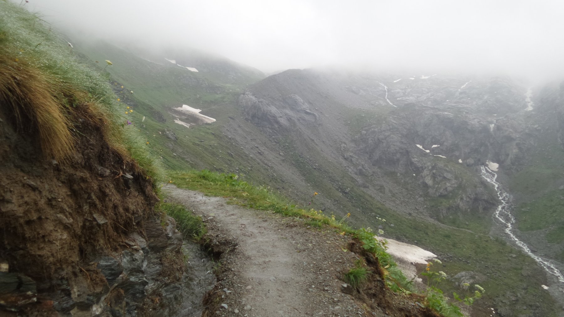 salendo verso la Cabane de Panossière sotto la pioggia e con la nebbia