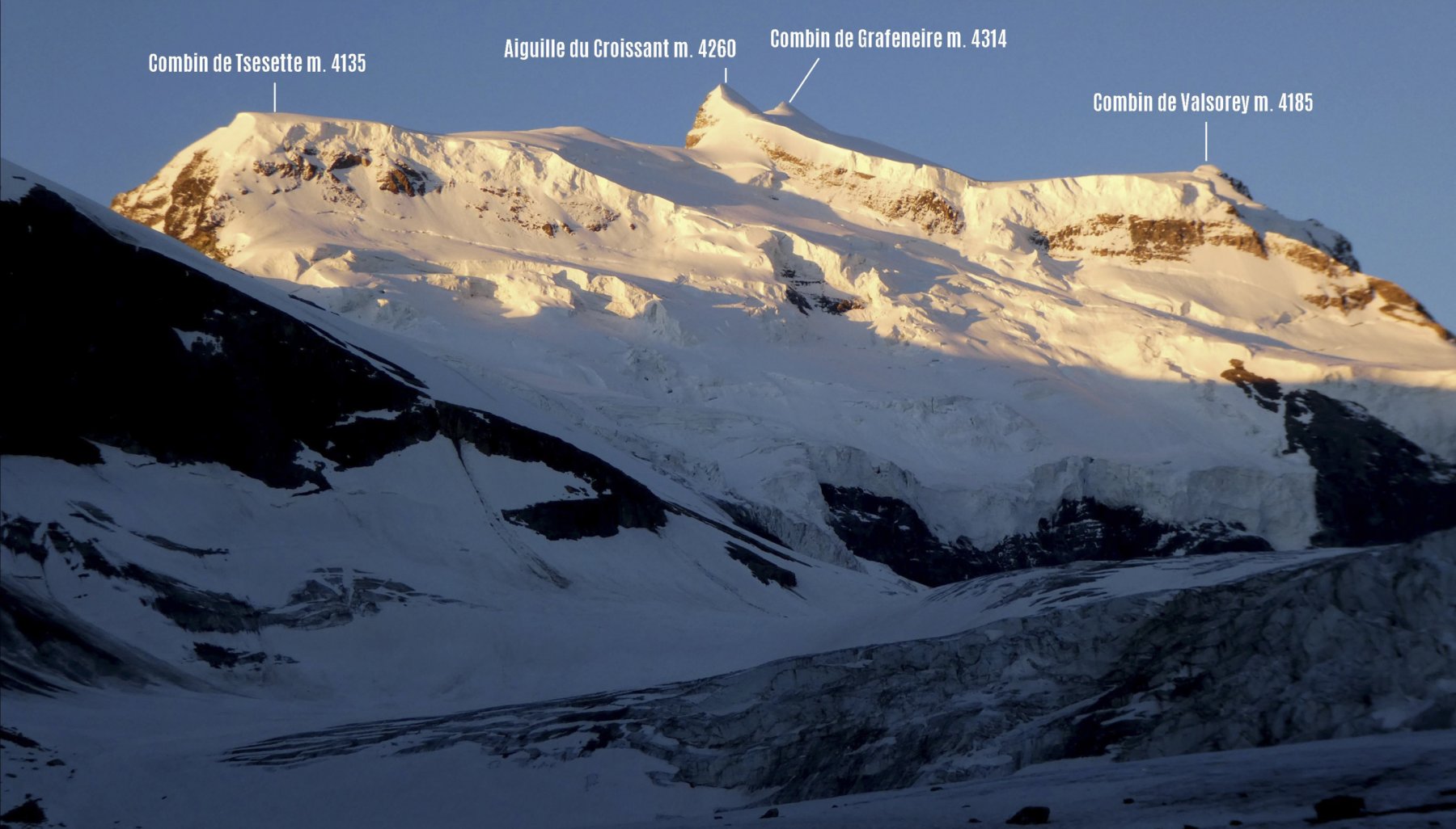 le prime luci del sole sul Massiccio del Grand Combin