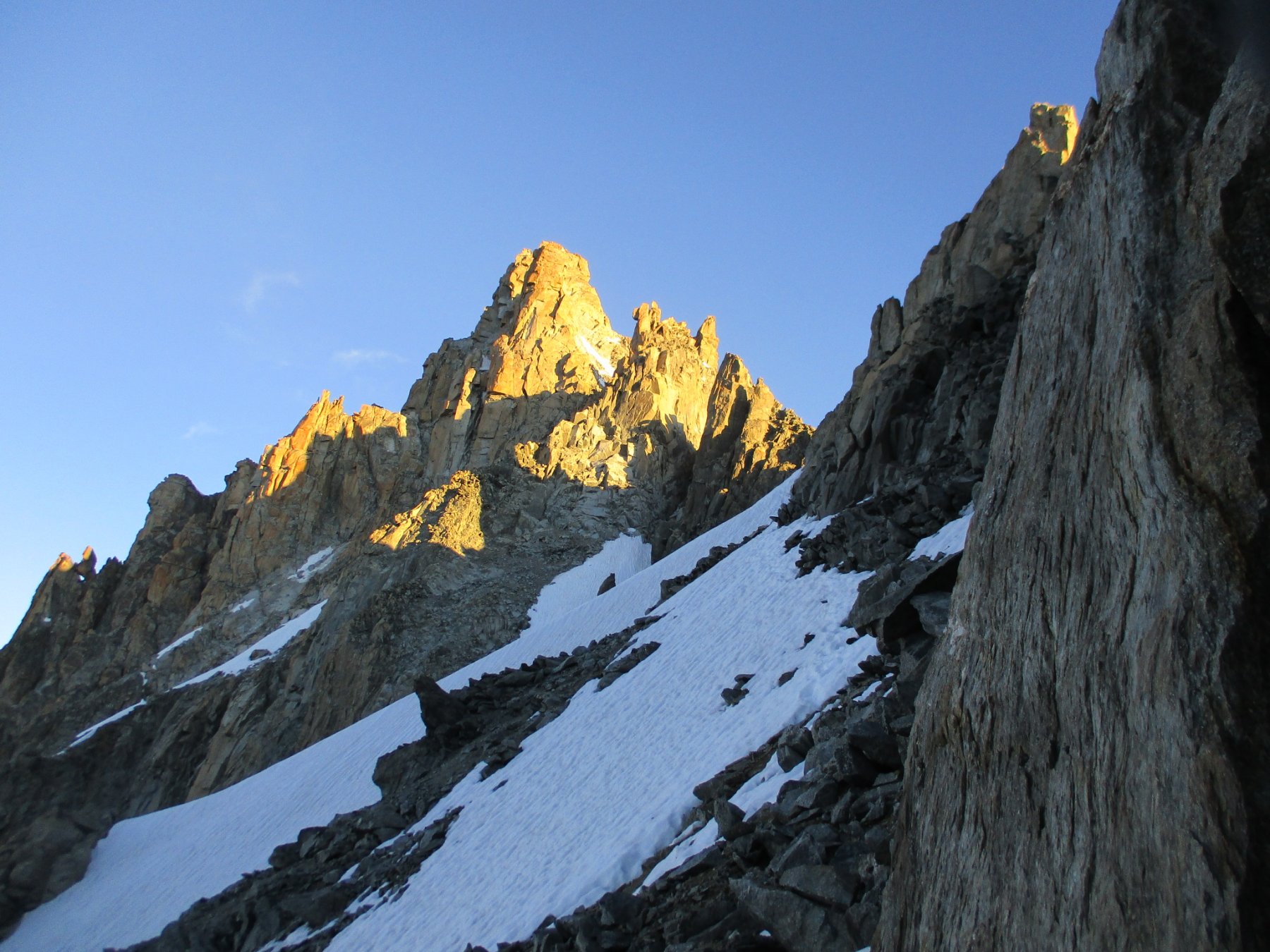 la cresta vista dall'uscita del canale nevoso...