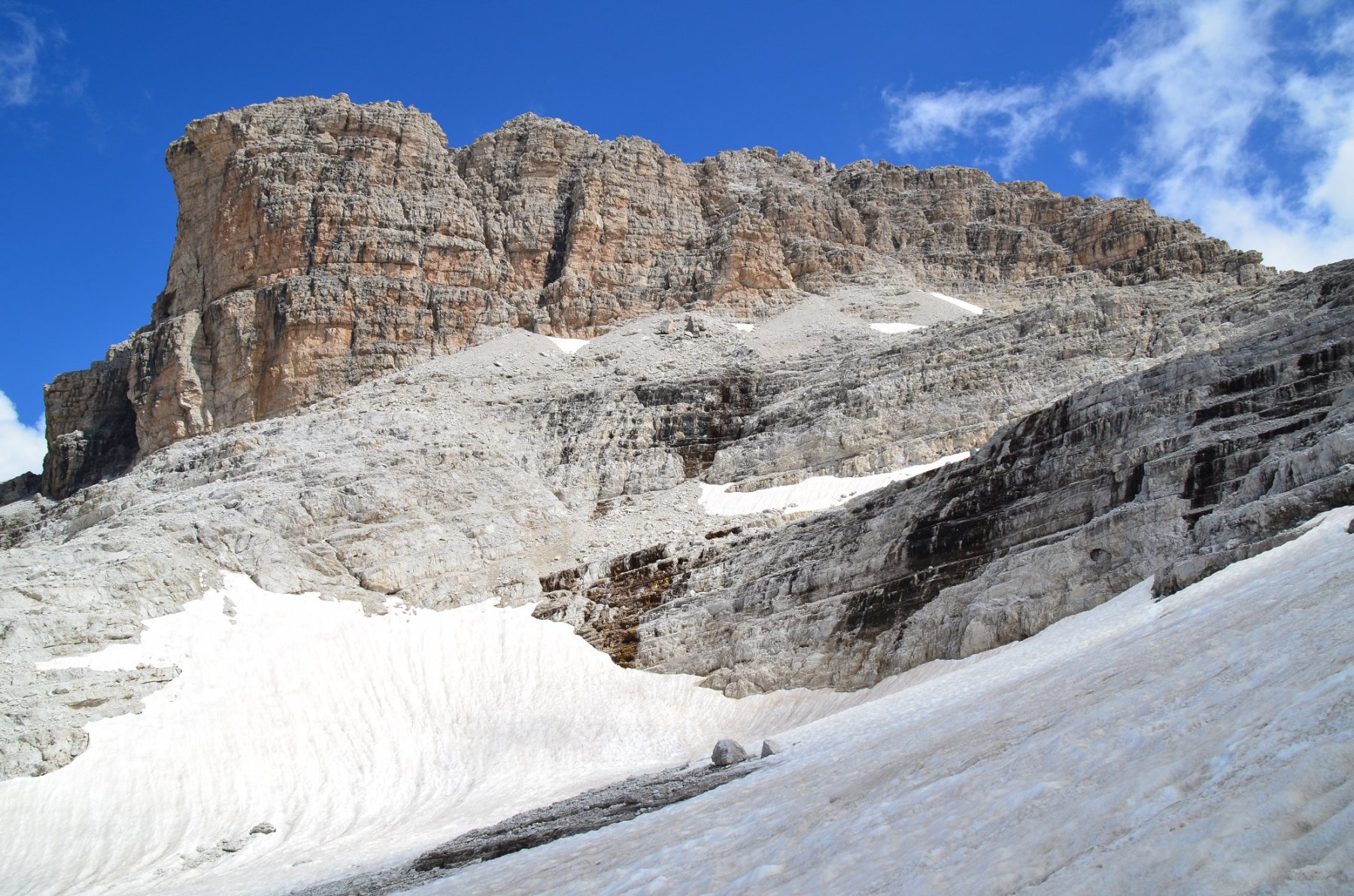 Ultimi nevai. Campanile di Vallesinella