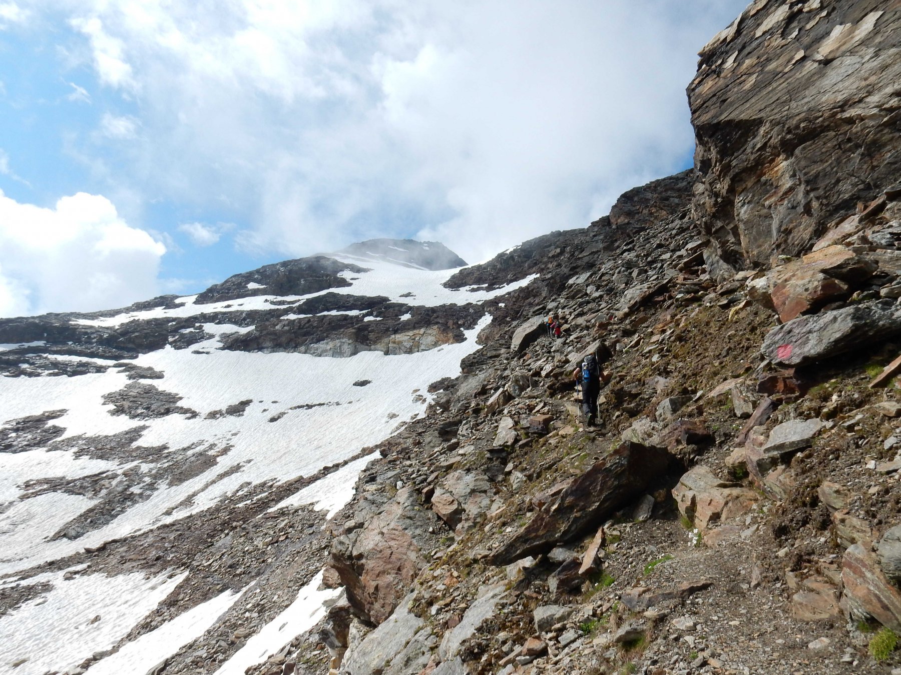 Tra sfasciumi e nevai ci si porta verso la cresta.