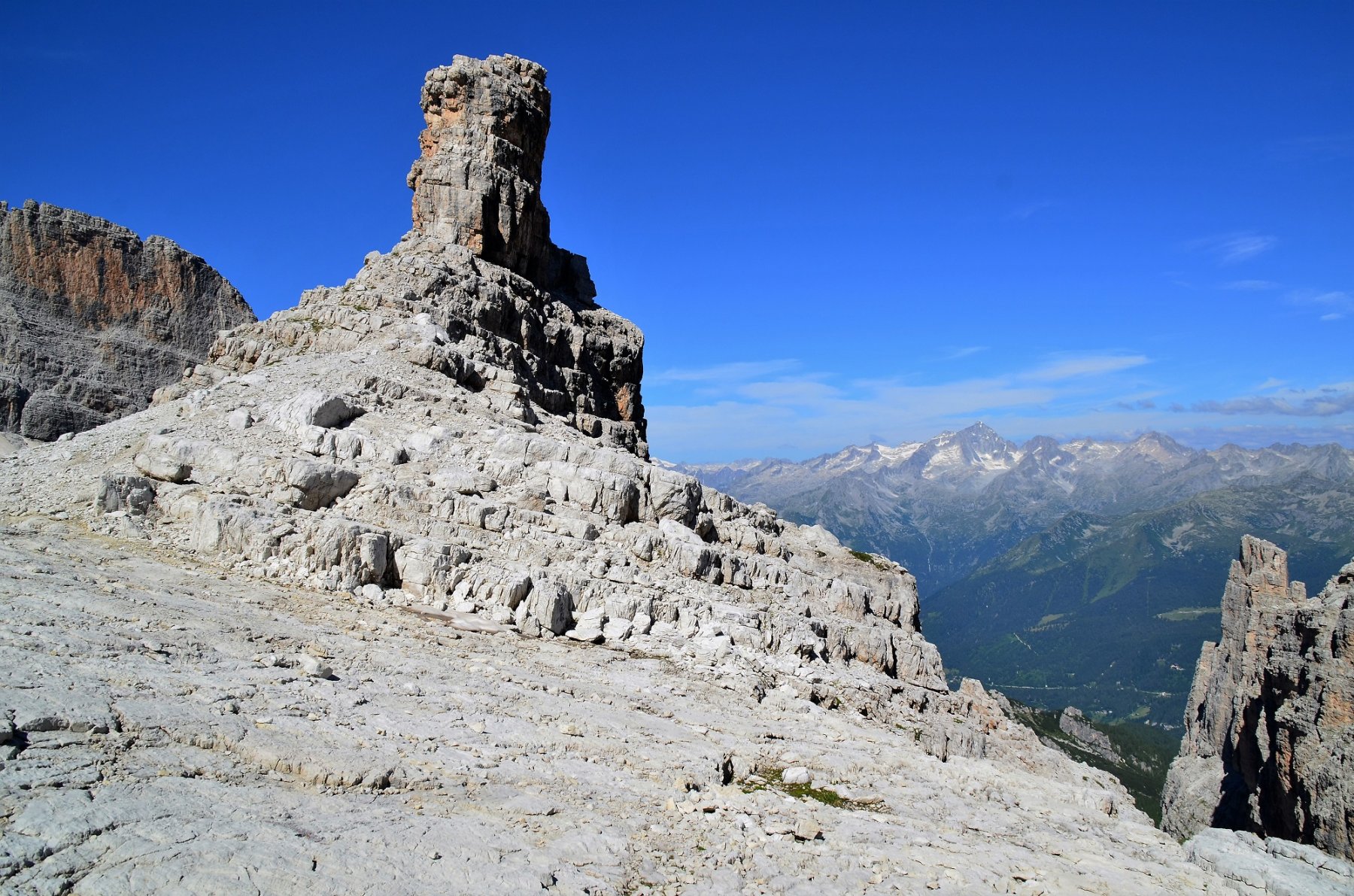 Castelletto SUperiore. Dietro la Presanella e, in basso a destra, il Castelletto Inferiore