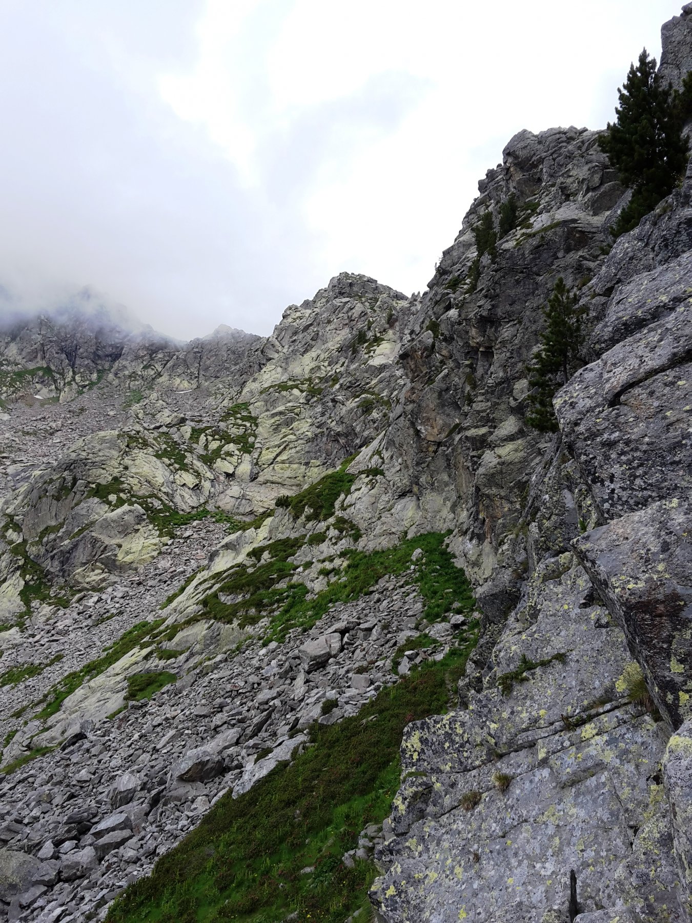 il sentiero di accesso, sotto la cresta Carisey