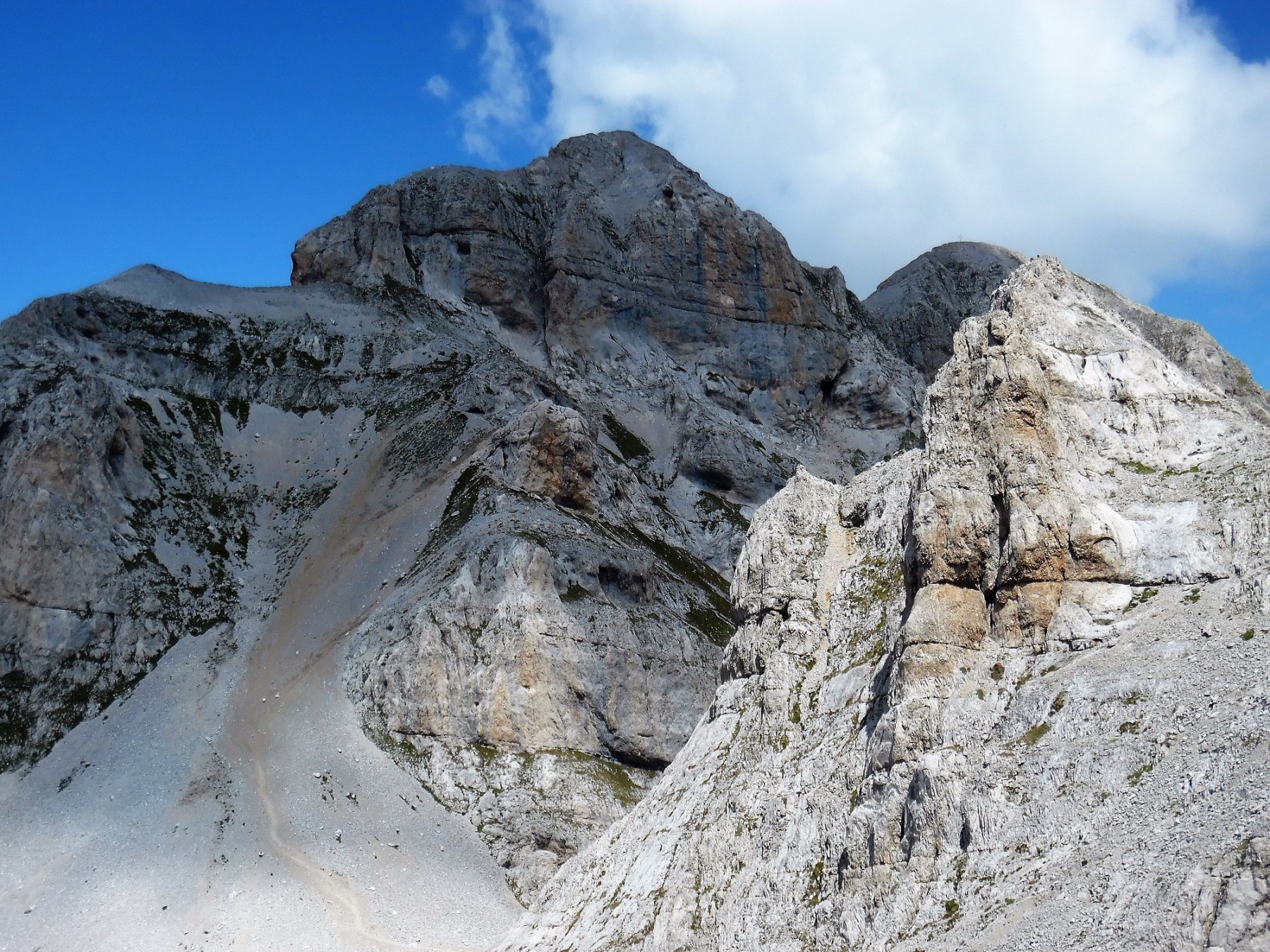 Sasso Alto a sinistra e Cima Sassara a destra