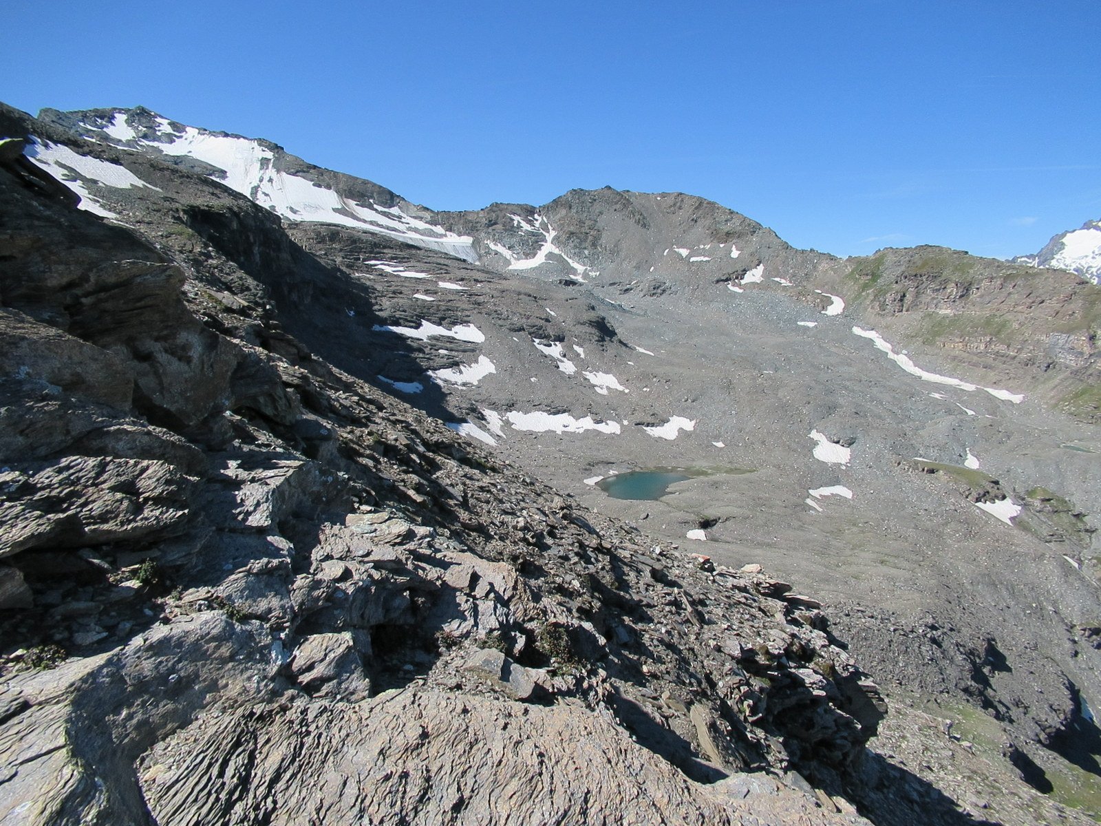 Dalla cresta della Punta Grand Revers, il lago di Tos e la Becca di Verconey (tutto a dx nella foto)