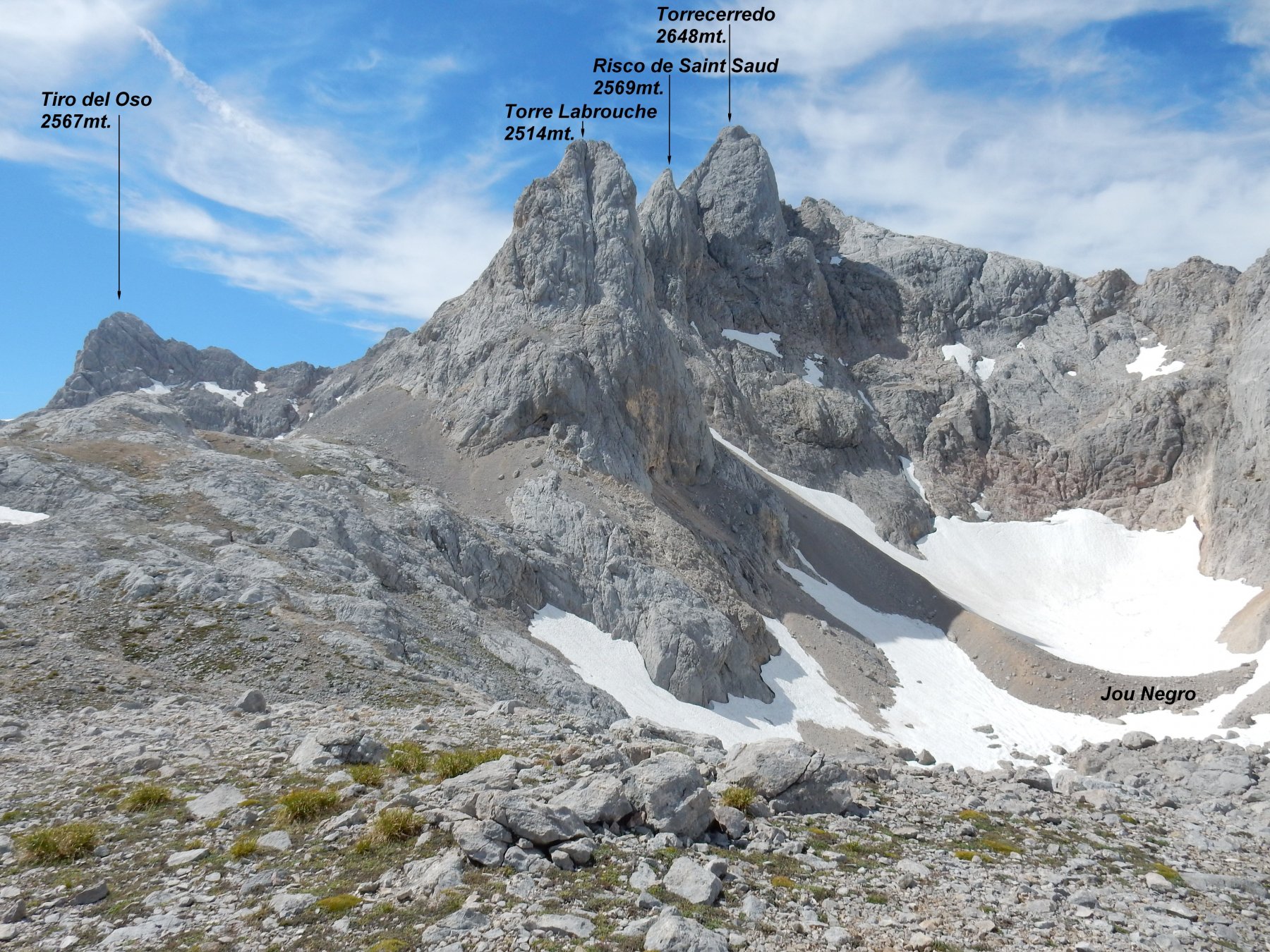 Passiamo nei pressi del Jou Negro,uno dei pochi nevai perenni dei Picos de Europa.