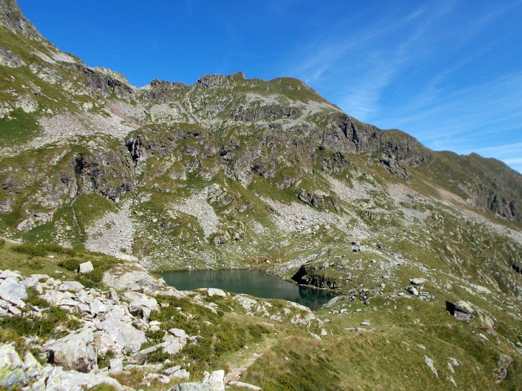 lago Capezzone; sulla destra il bivacco Traglio