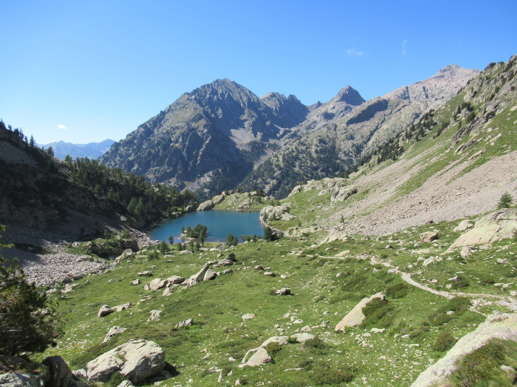 Vallone di discesa con il Lac de Trecolpas.