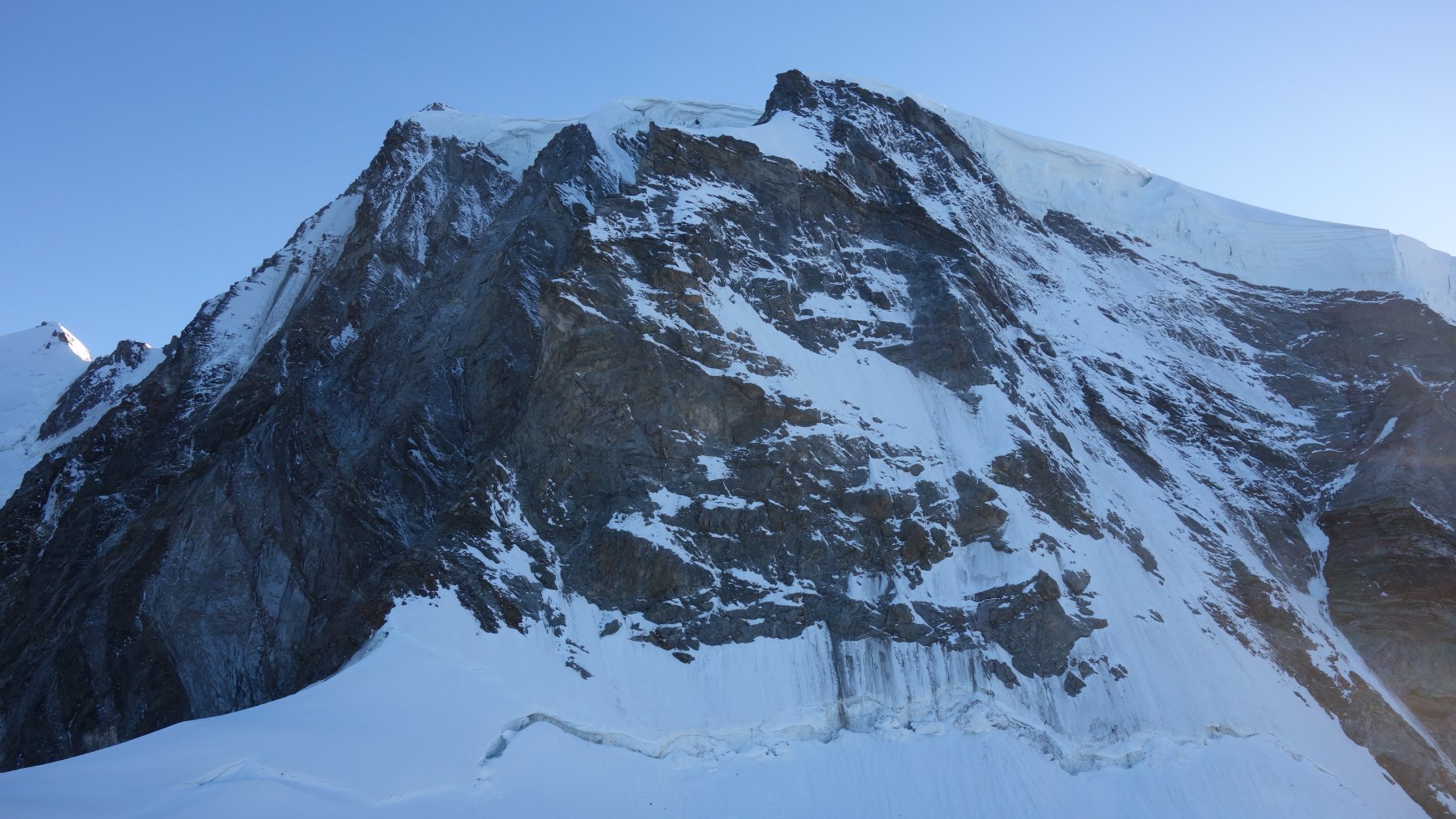 La cresta in ombra vista dal bivacco