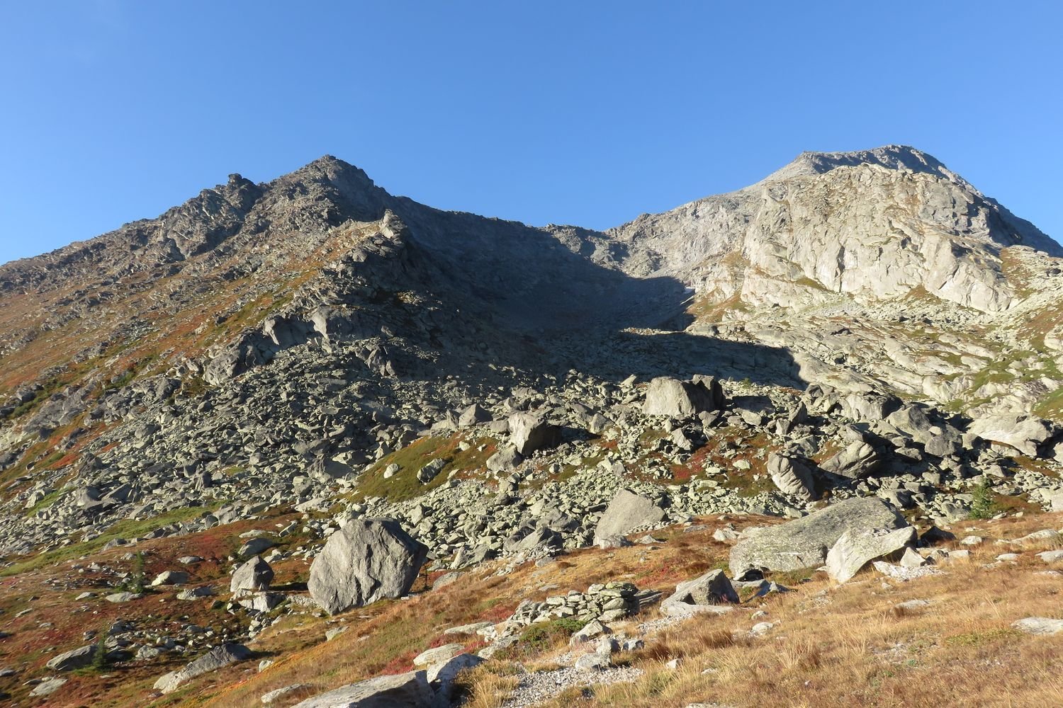 a sx la cresta della Ciarma della quota 2680, a dx la cima di Bard