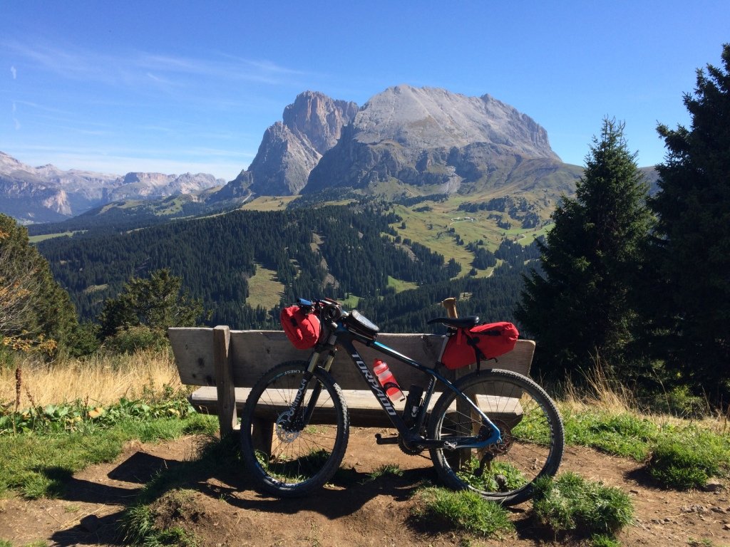 Uno sguardo indietro verso il Sassopiatto.
