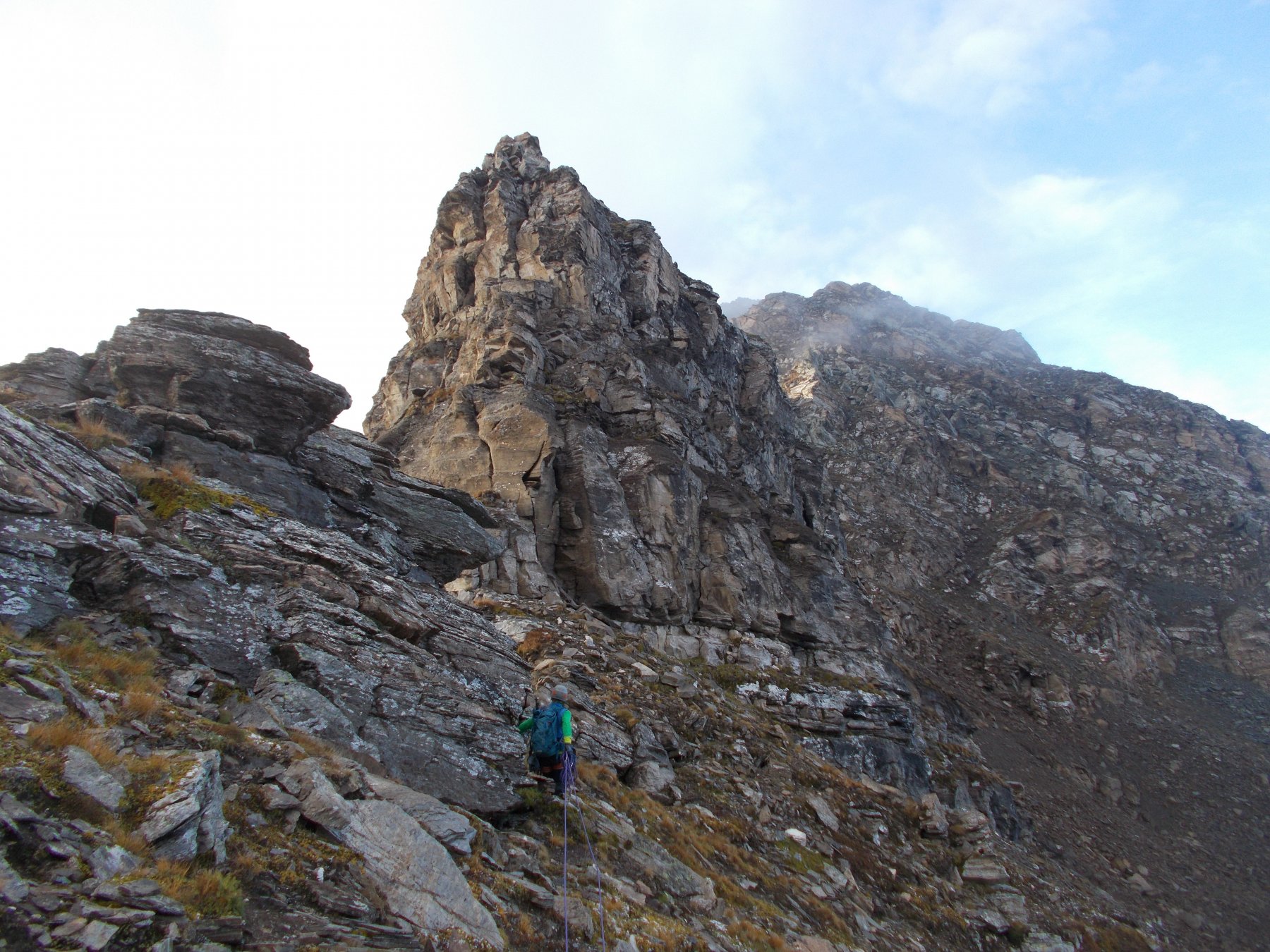 un tratto facile della cresta con visibile in alto al fondo la punta Bettaforca..