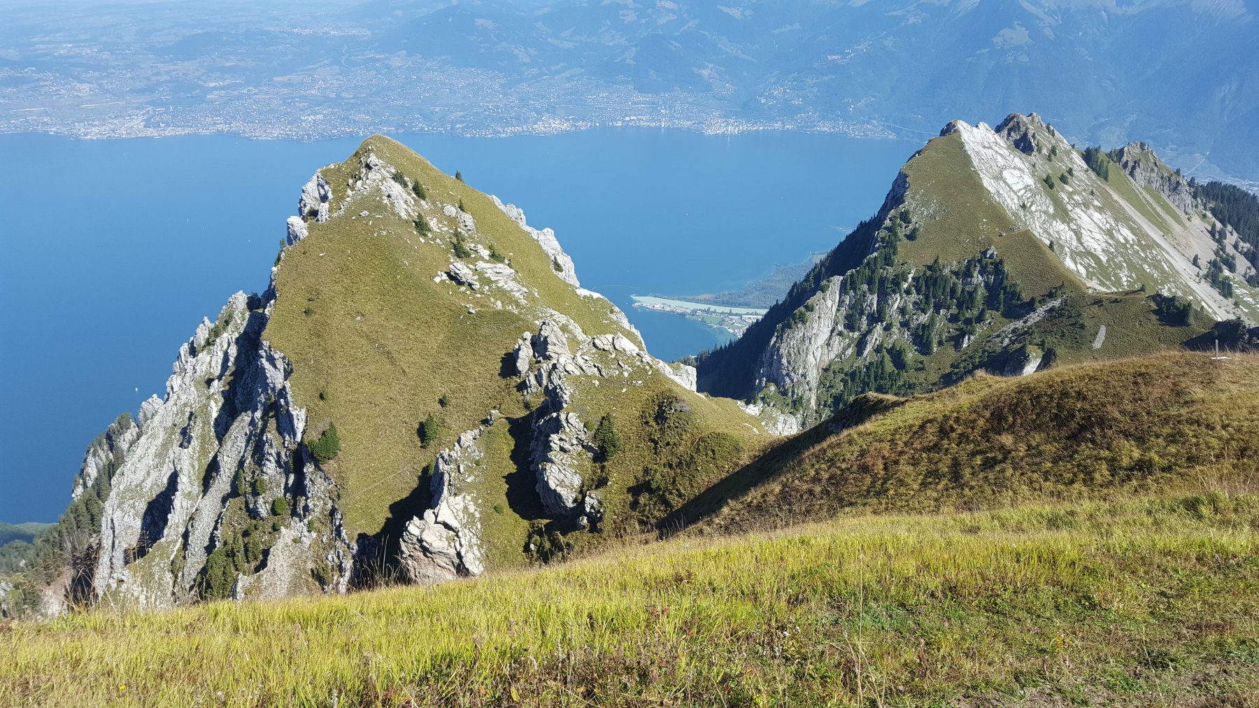 La Pointe de Chaumény e la Croix de la Lé visti dal Grammont. Fra le punte si vede il Rodano che si butta nel Lago Lemano