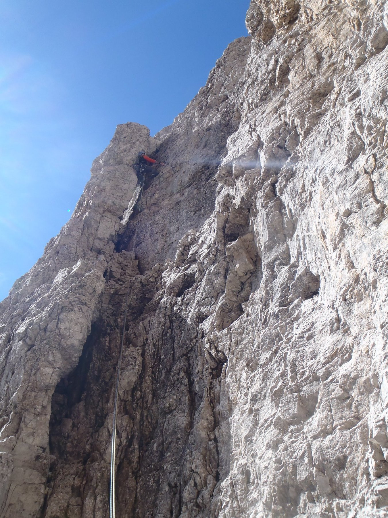 A sinistra il pilastrino che forma il diedro di partenza del terzo tiro
