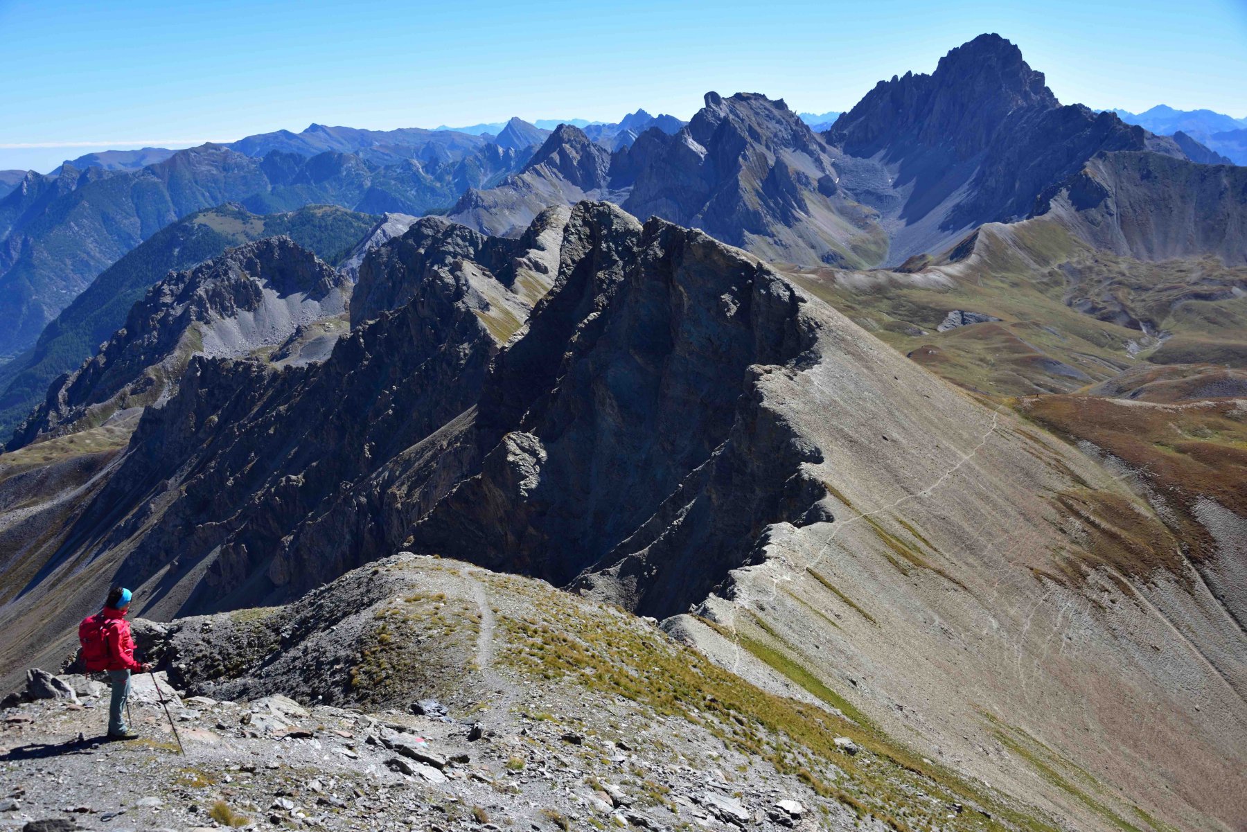 Scendendo lungo la cresta NE del M.Viraysse