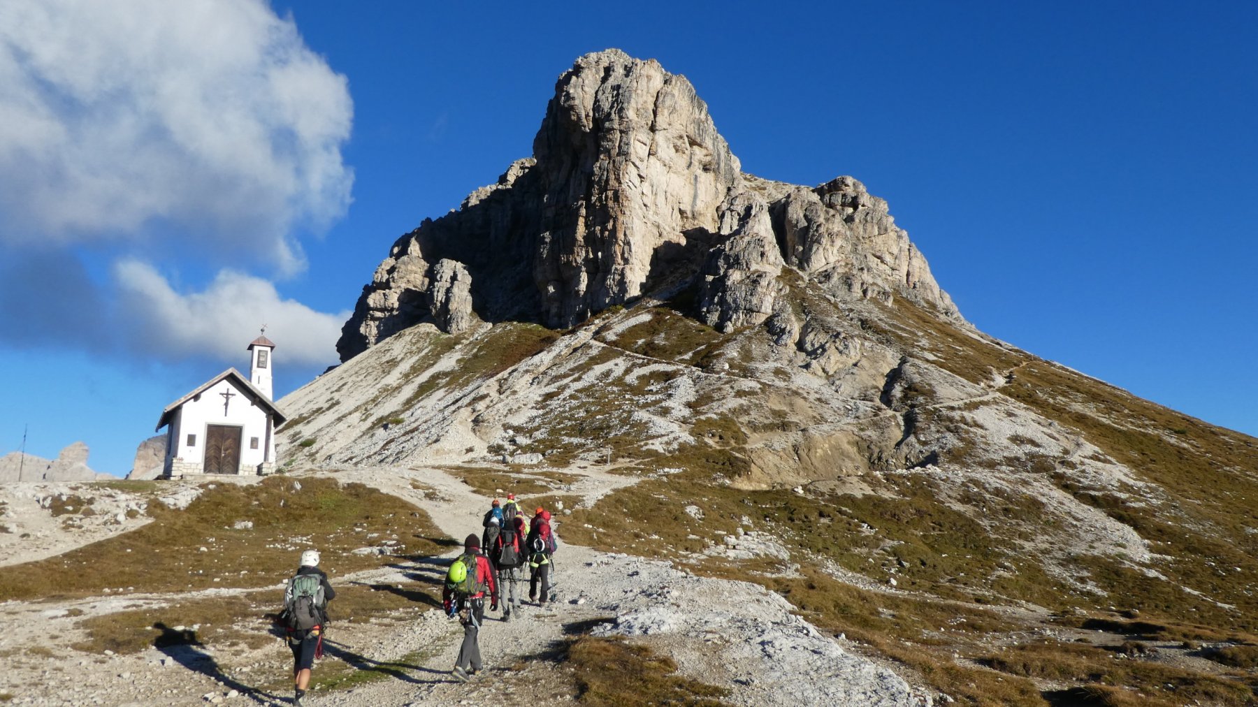 partenza dal Rifugio Locatelli verso l'attacco delle vie ferrate della Torre di Toblin, con il Sasso di Sesto in primo piano