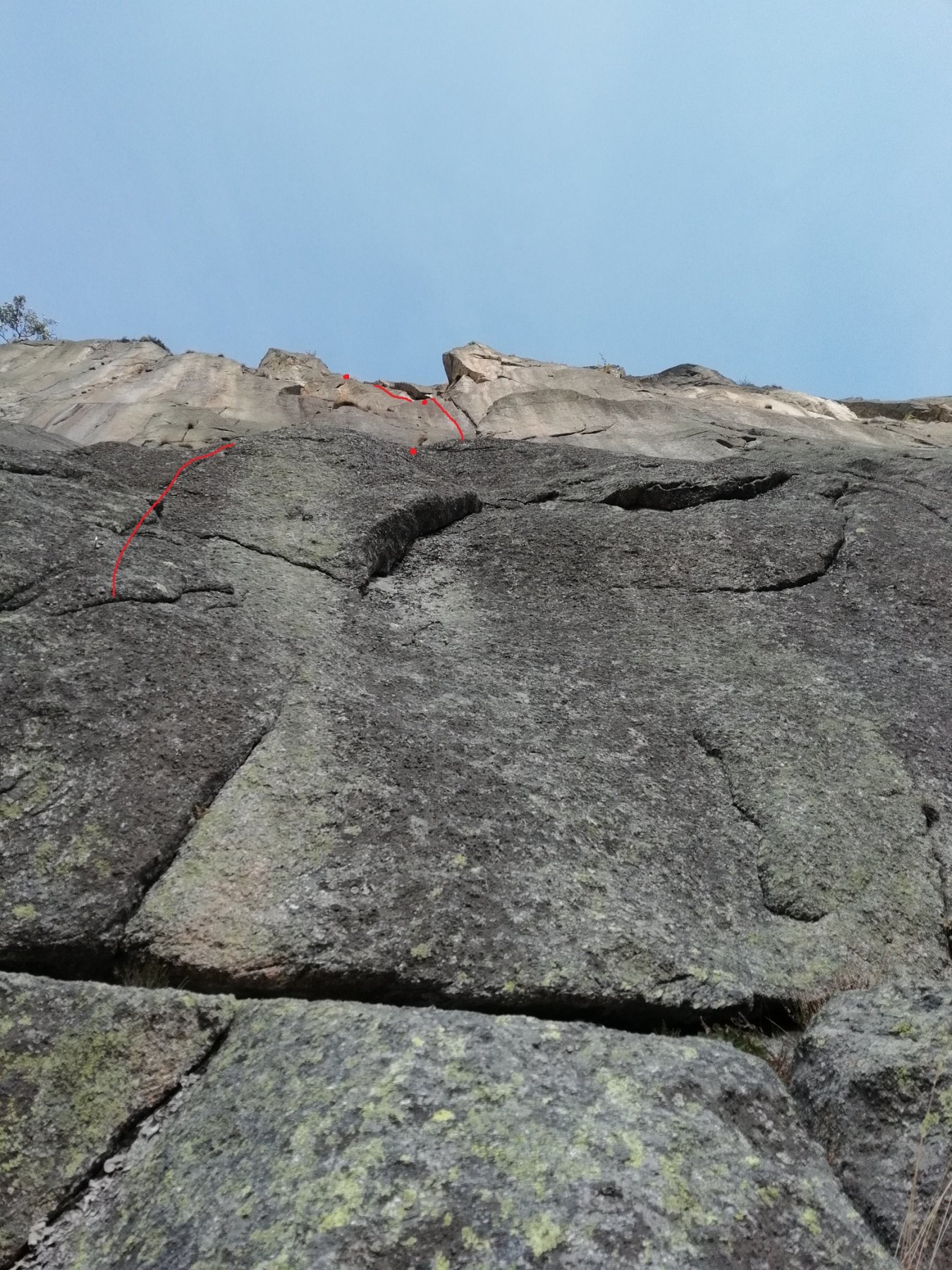 Da L5: sopra si vede la fessura di L6 e sopra ancora il diedro fessurato di L7