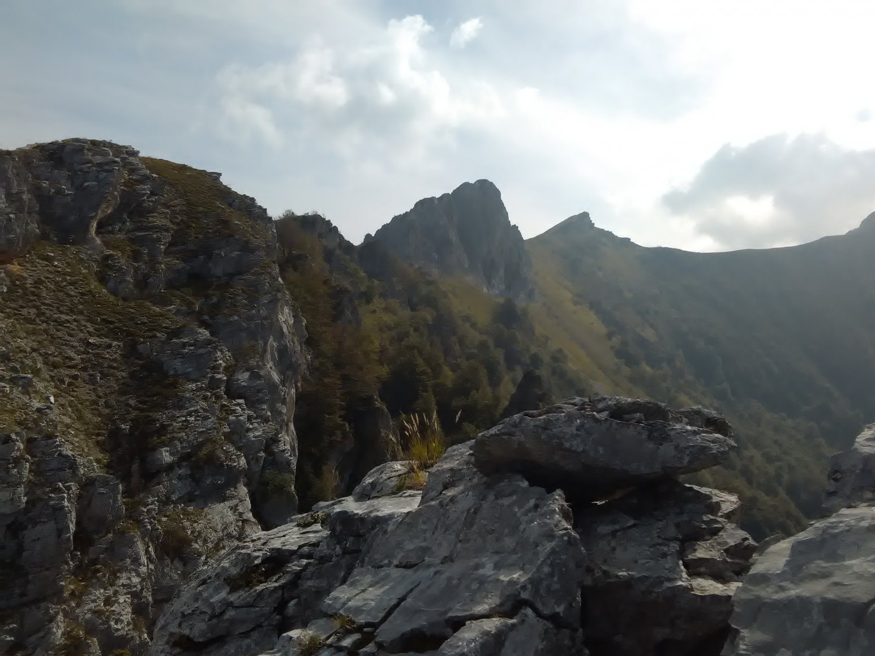 Scendendo lungo la cresta, a destra la cima