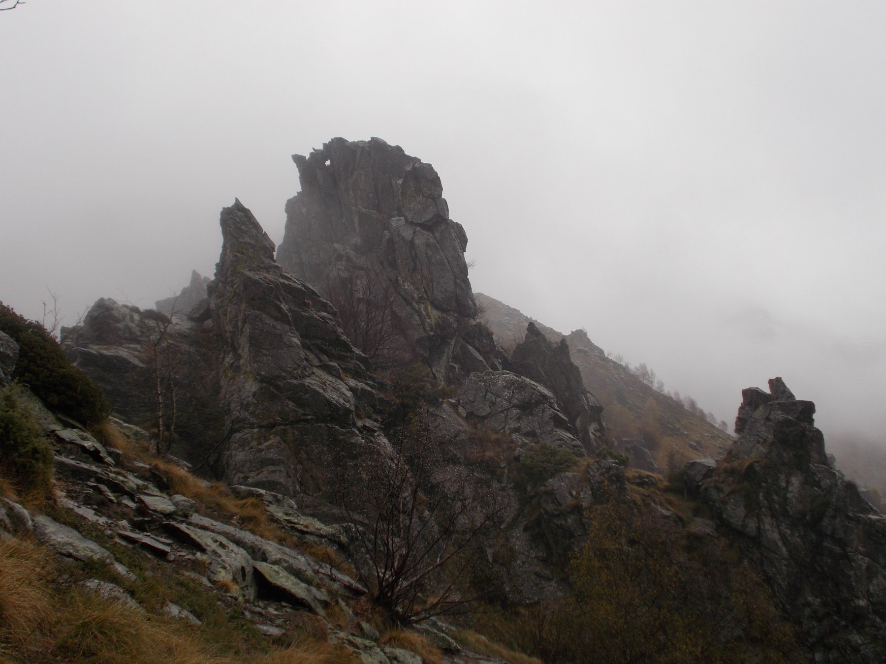 in prossimita' della prima croce che si incontra..si procede ancora bene..