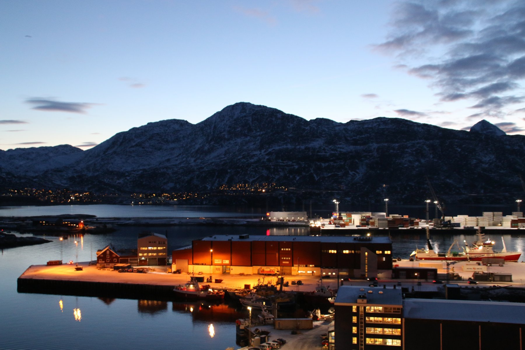 la montagna vista dal porto di Nuuk