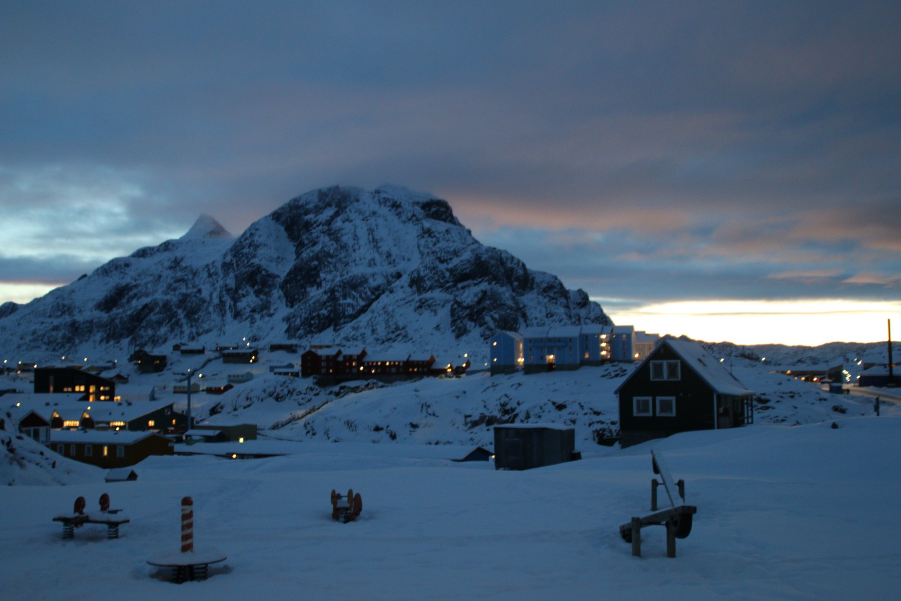 in centro a sx la cima vista dal centro di Sisimiut
