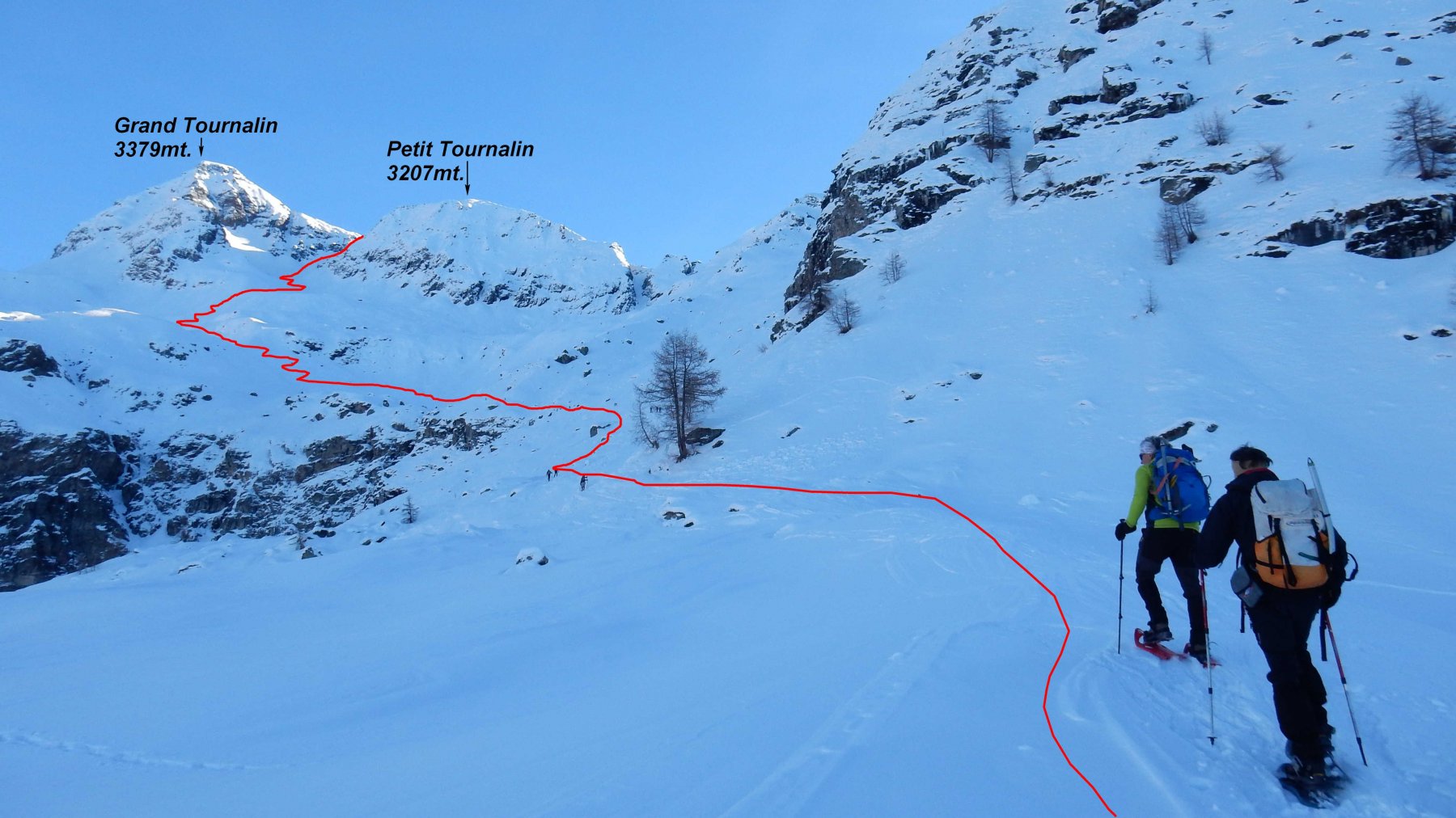 Iniziamo il lungo traverso sotto la Becca Trecare.