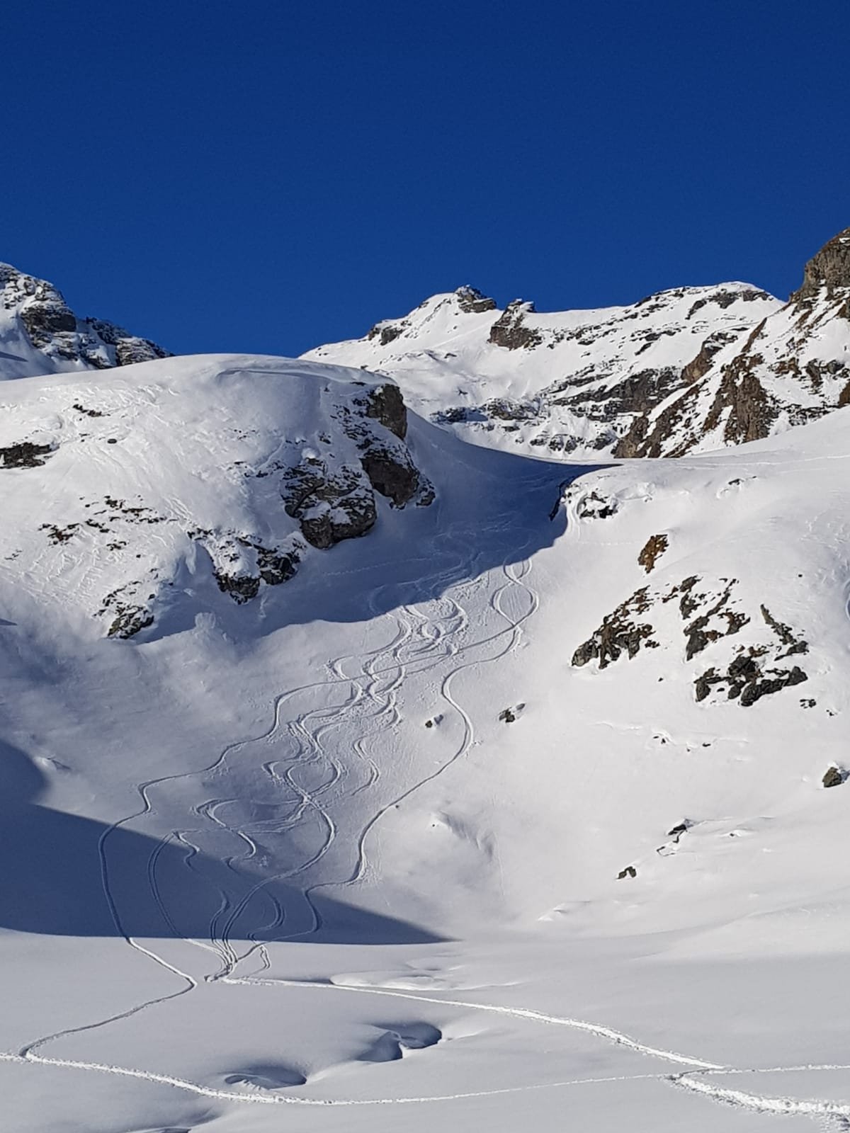 Il canalino prima dei laghi, aggirabile a sx