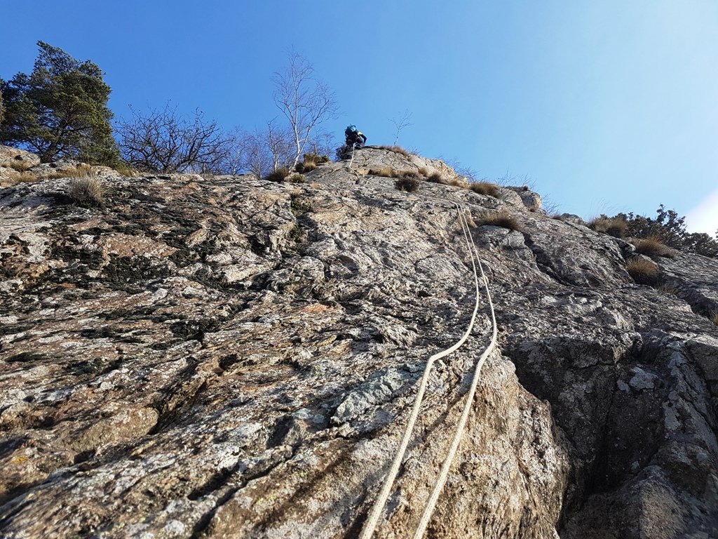 Poi seguono balze con placche lavorate.