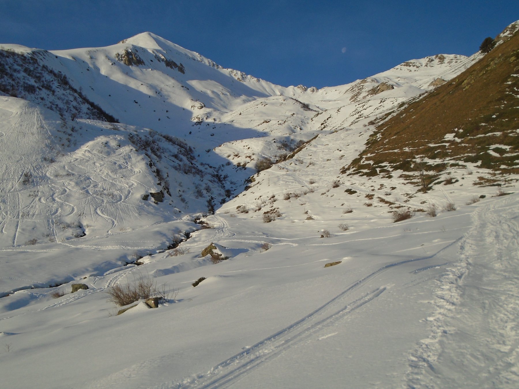 Pian Madoro: tutto l'itinerario visibile sulla sx, con il cono d'ombra del versante N