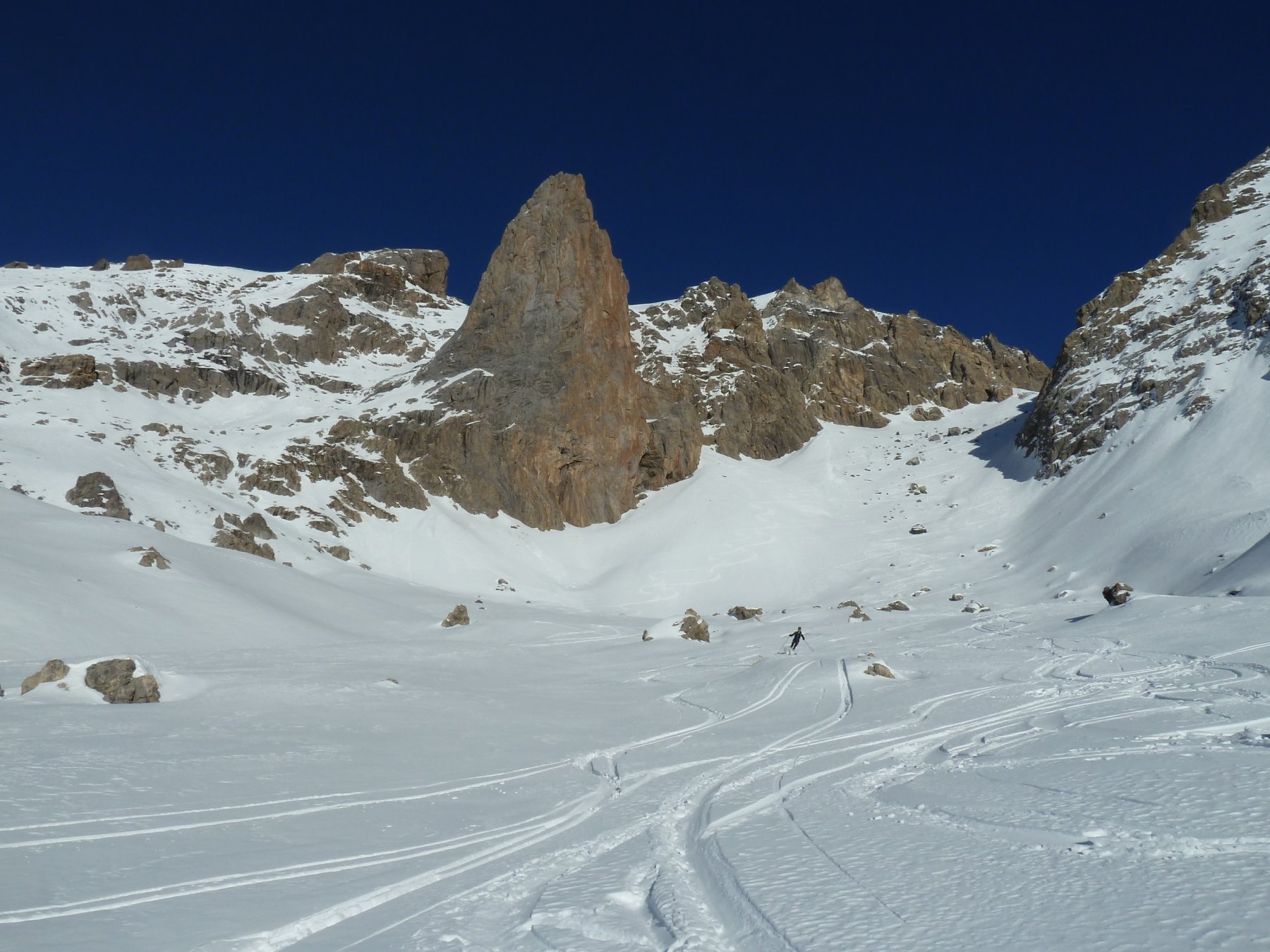 alle spalle la parte iniziale del vallone che porta al Valonaus