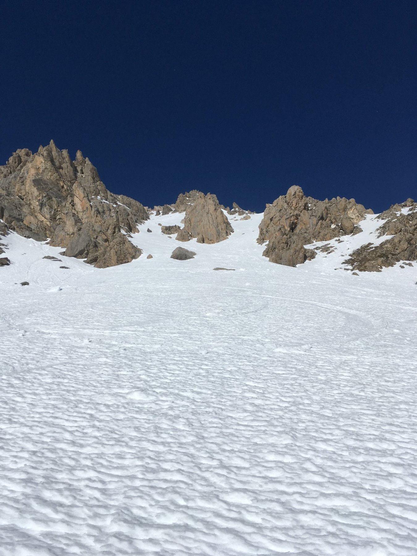 Neve dura e irregolare