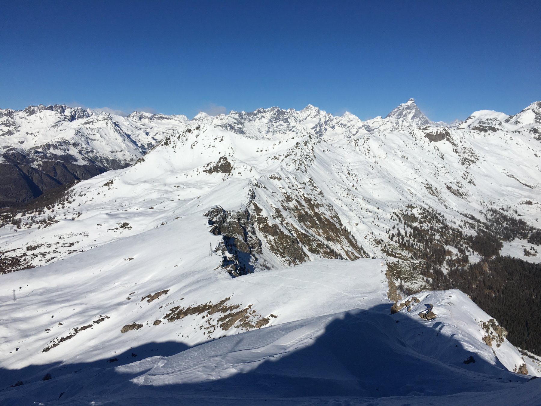 Vista verso il percorso, al centro uscita al colle