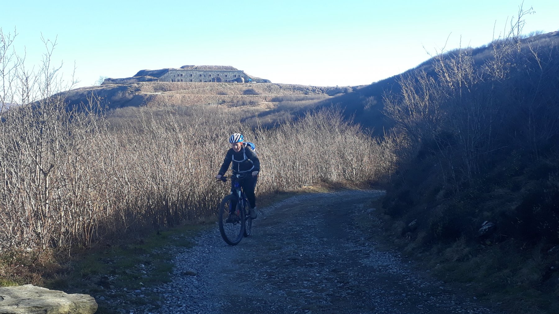L'unico tratto sterrato della salita, con alle spalle il forte Geremia