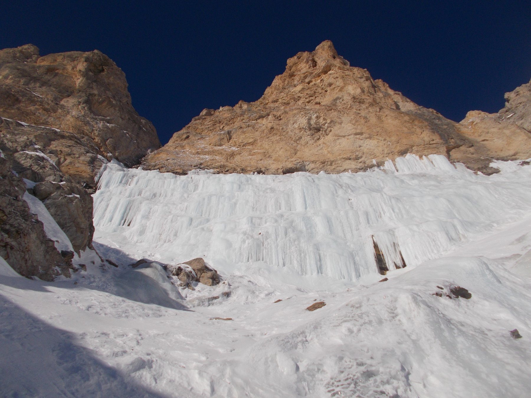 di fronte all'altare..