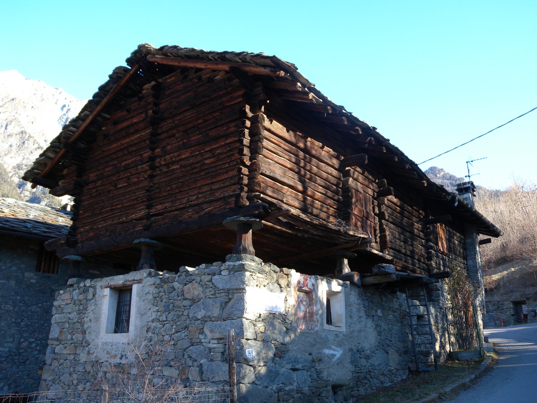 Rascard con affresco a Perriere