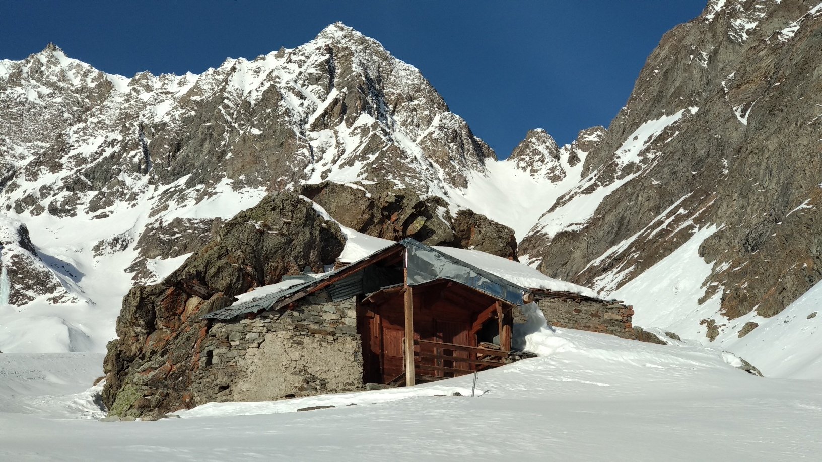 Torrent, con alle spalle il colle