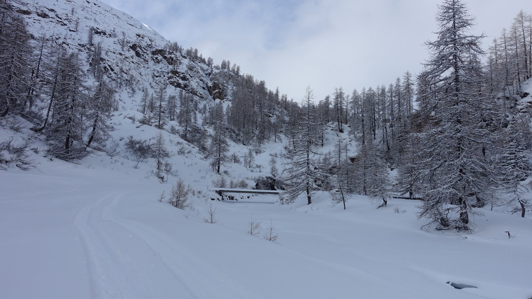Si mettono le pelli e si attraversa il torrente