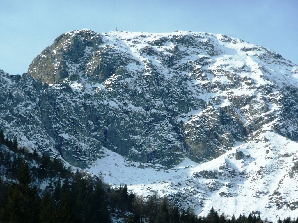 Est del Mucrone vista dal piazzale. (x eventuale canalino, al centro)