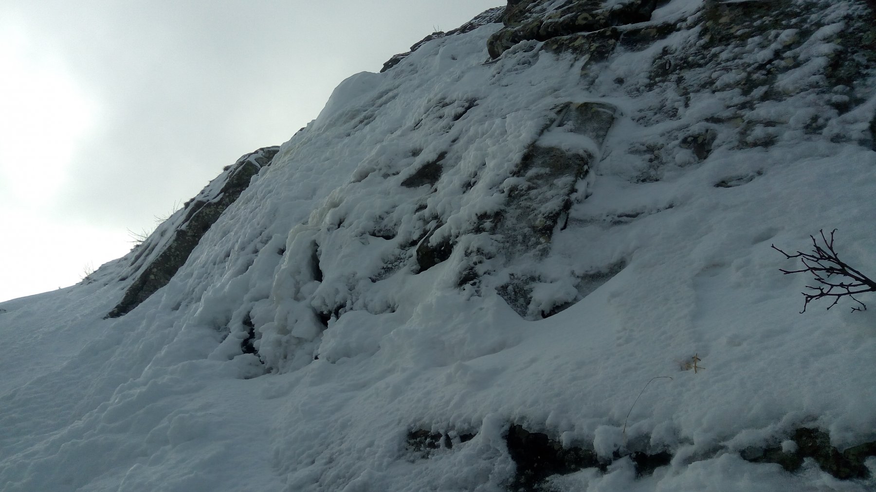 La prima breve fascia rocciosa, si può passare agevolmente a sinistra