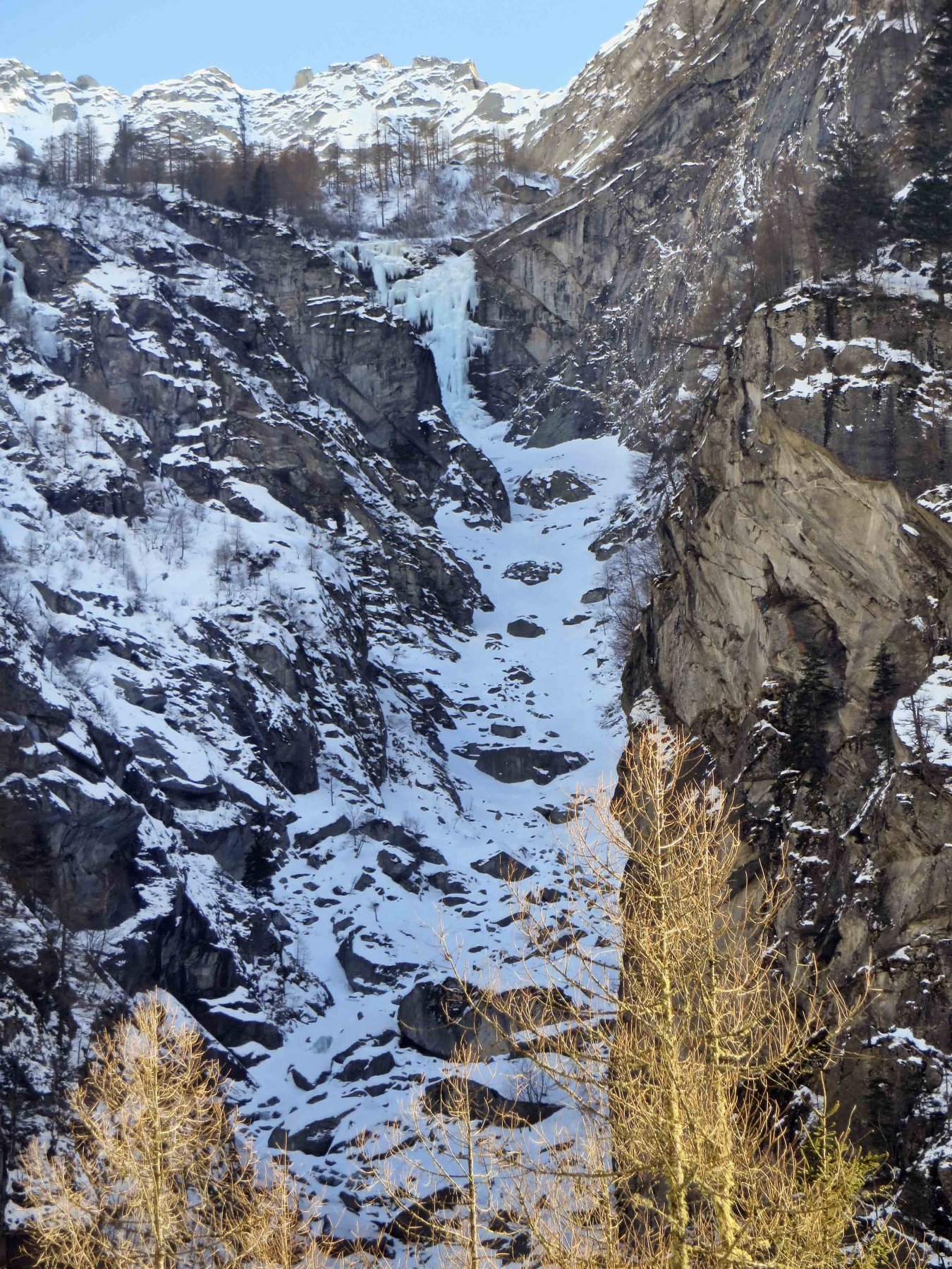 la cascata in cima al canale