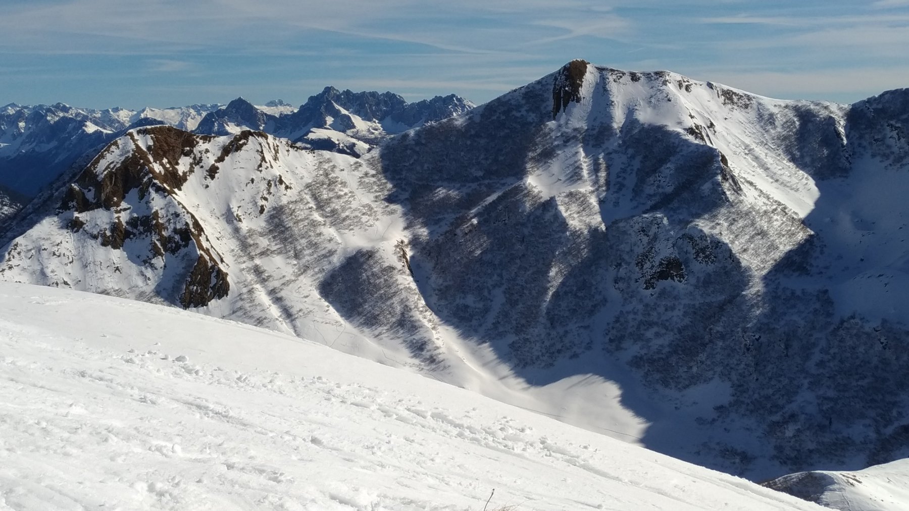Pizzul a sinistra, colletto e Punta delle Oche dallo Sponda Vaga