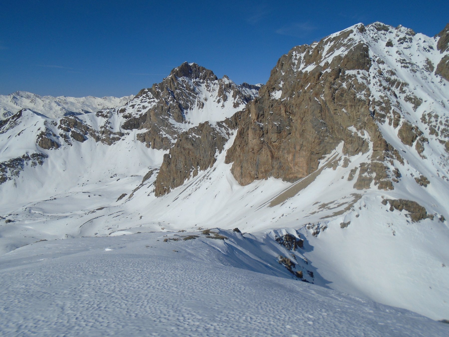 Dalla vetta: Colle Sautron, Meyna al centro, Tete/Batterie de la Viraysse a sx