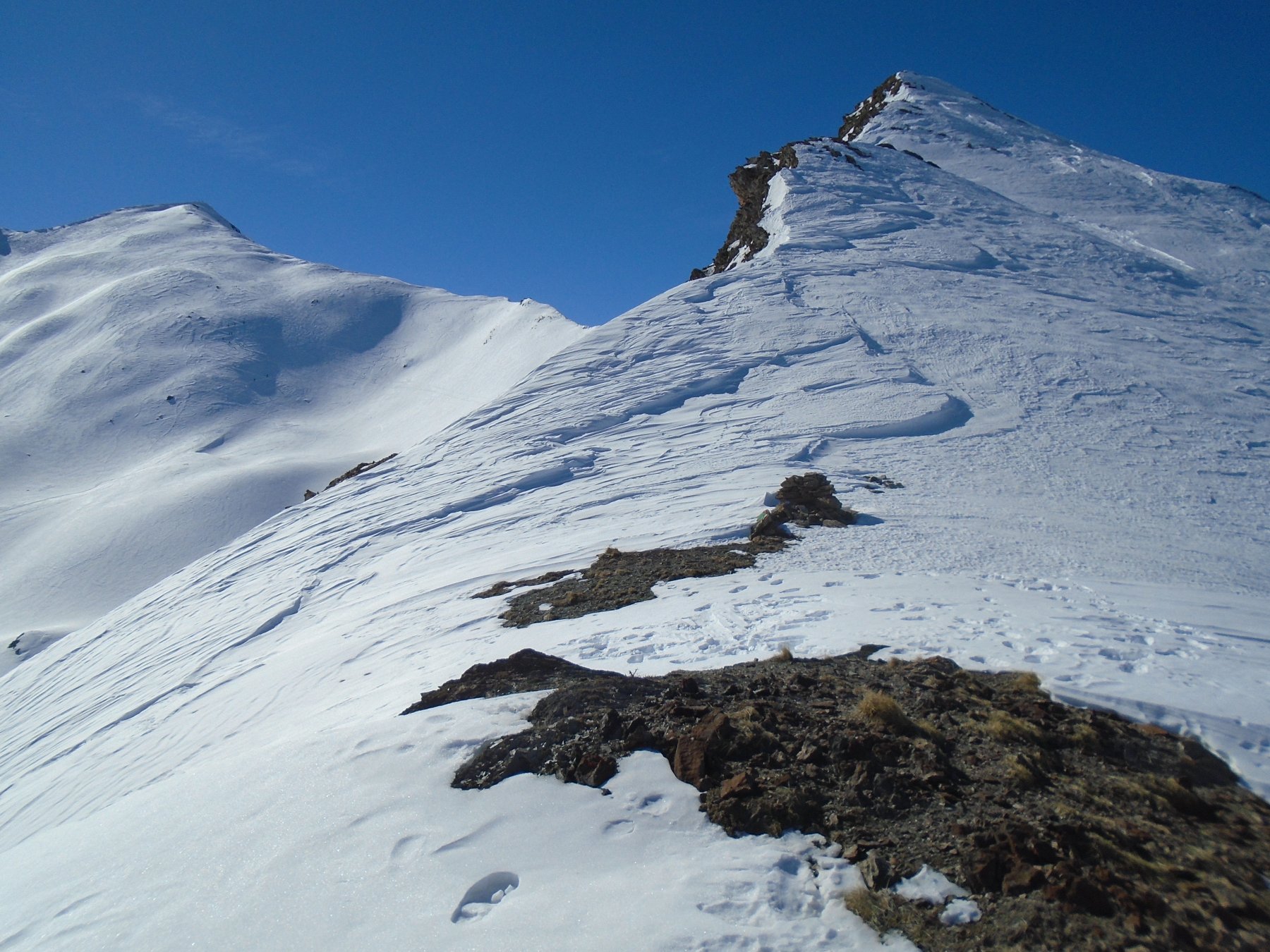 Più o meno per cresta verso la punta; a sx il Ventasuso