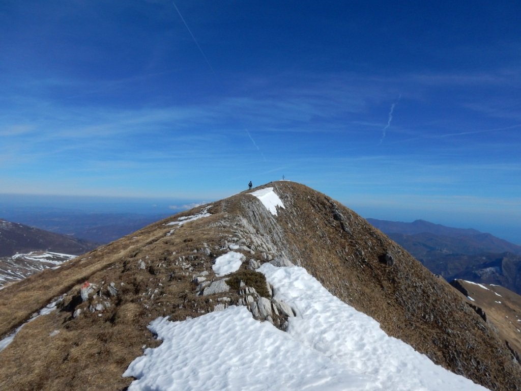 in cresta verso la cima
