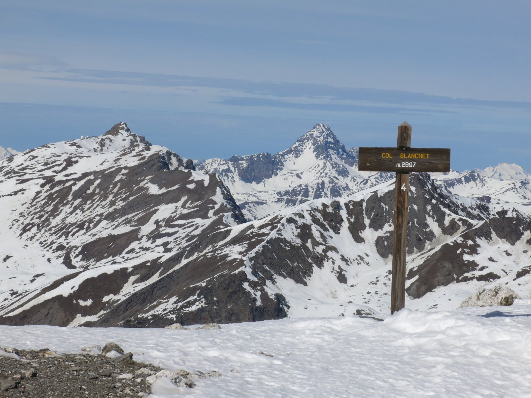 panorama dal colle: non è che nel versante francese la situazione neve sia migliore...