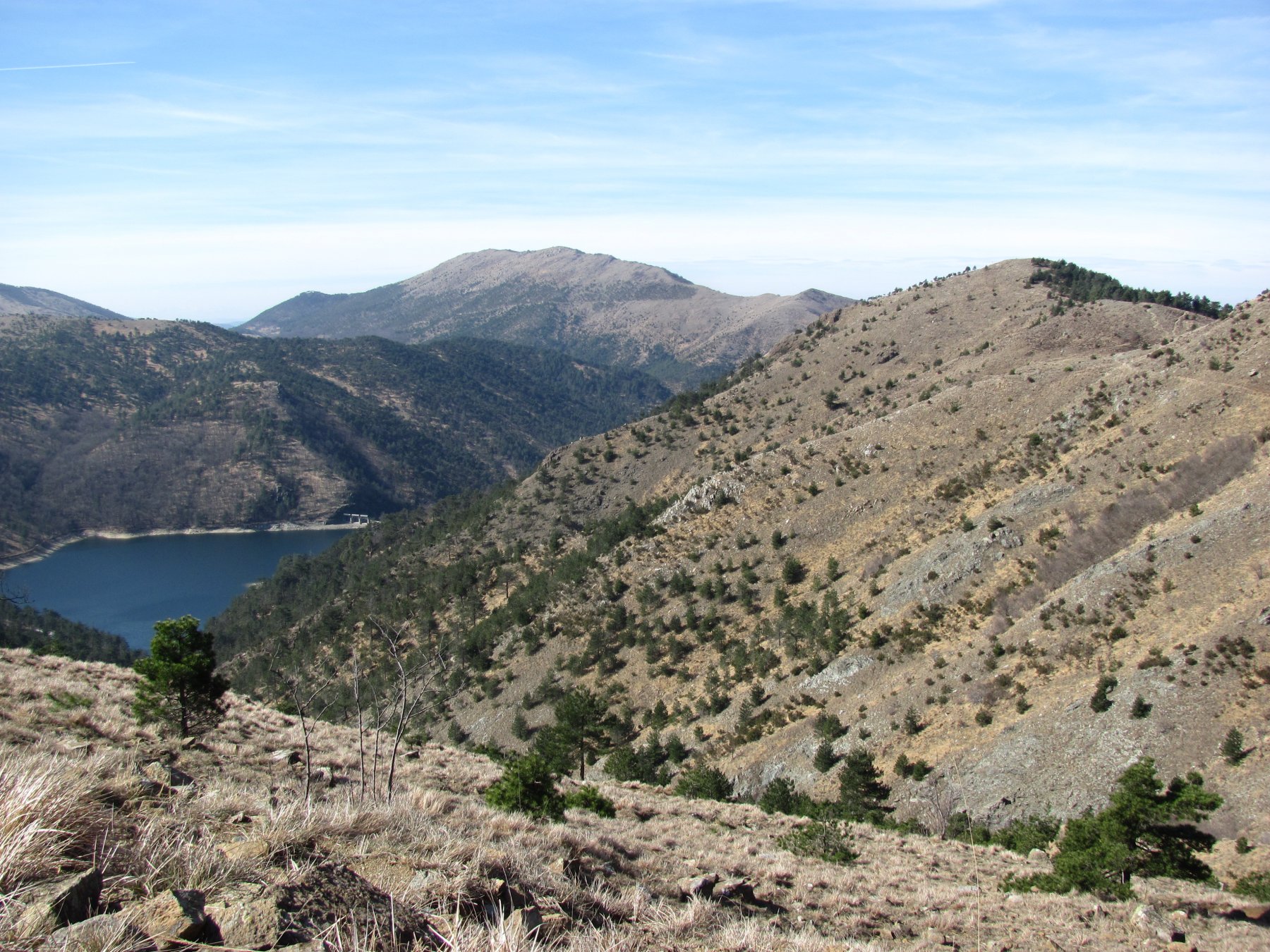 Lago Lungo e Bric Nascio (o Lagolungo) a ds., punto più elevato del giro