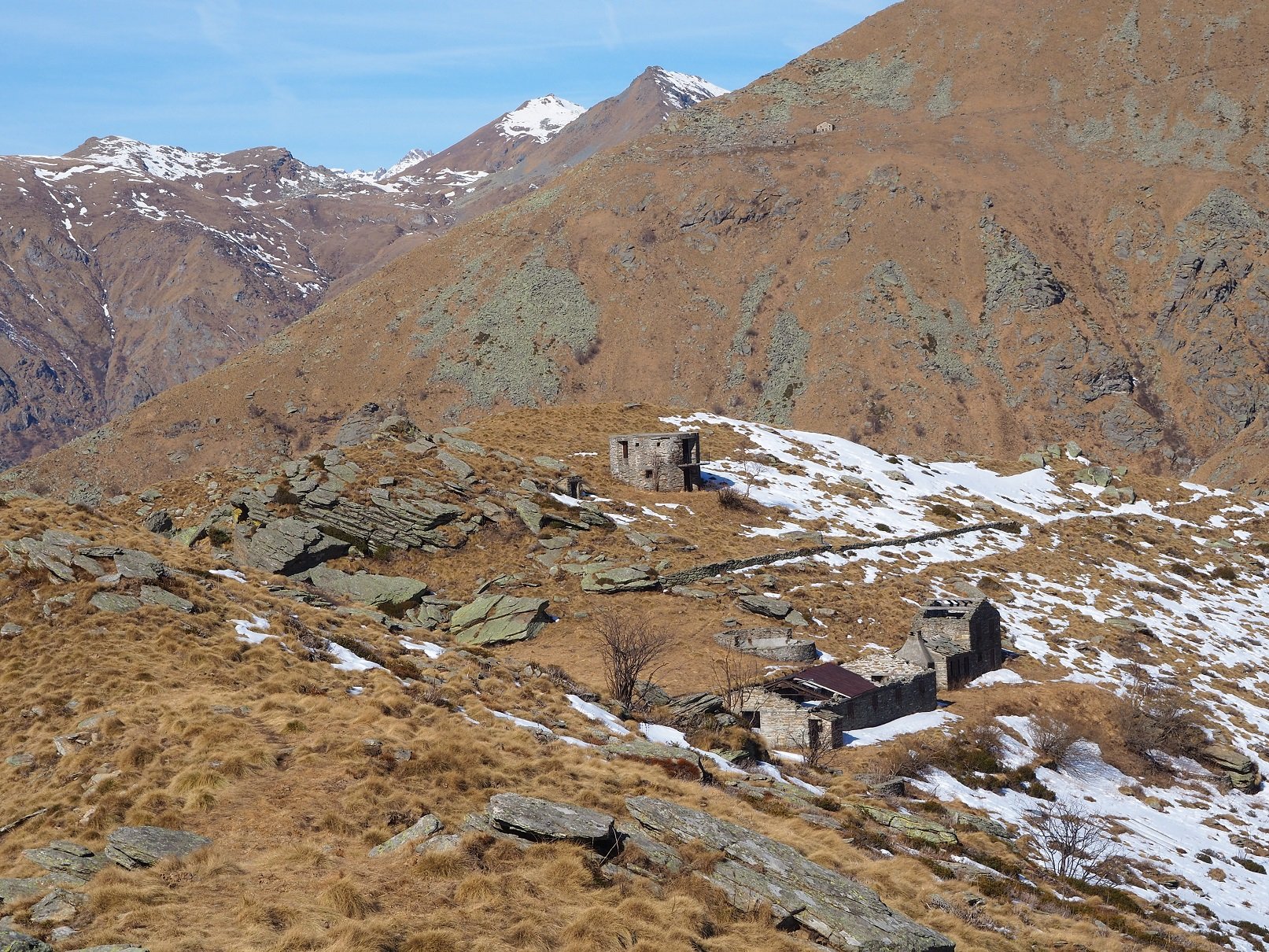L'alpeggio con la costruzione rotonda.