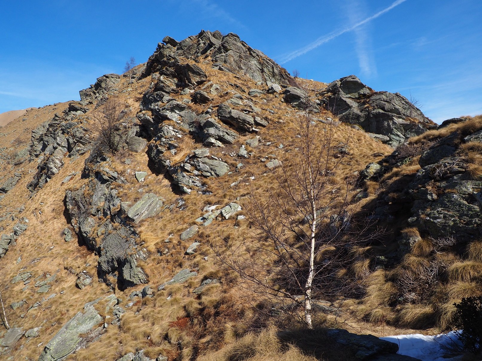Salendo verso Rocca Turi e Rocca Frigerola.