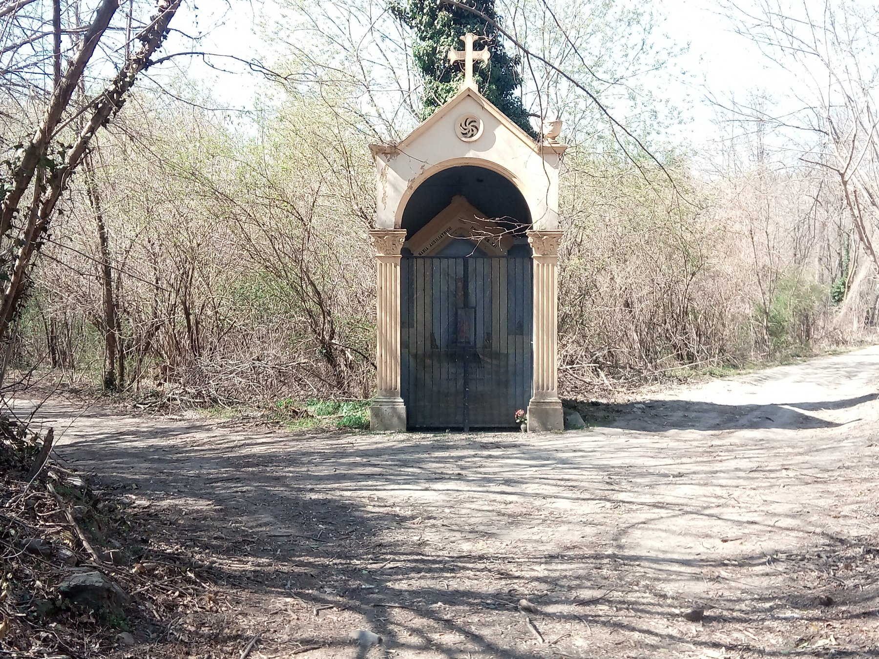 Raggiunta la cappella svoltare a destra
