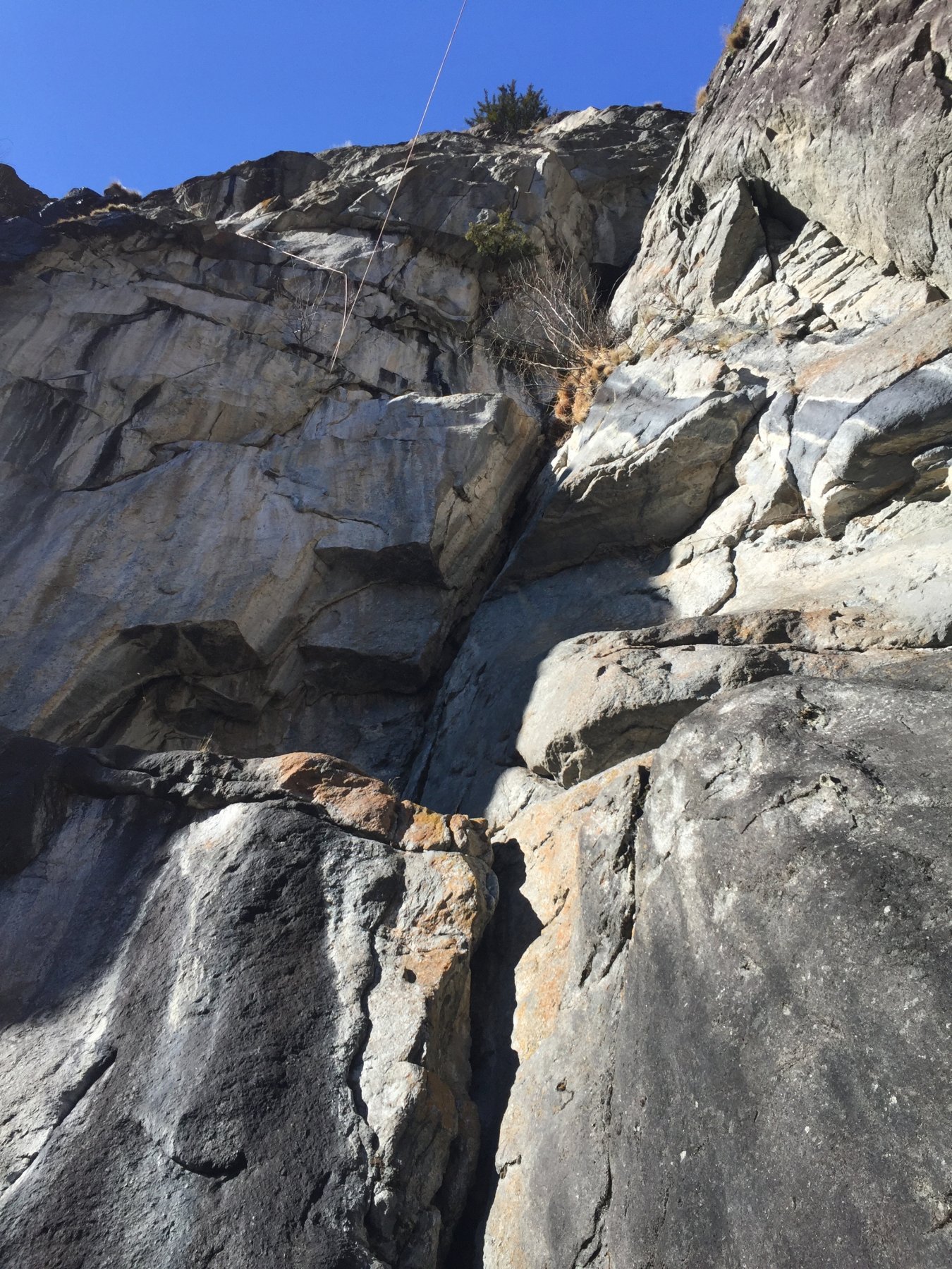 il diedro e l'evidente fessura verticale prima della cengia